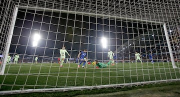 1-1. Tras varios centros al rea del Barcelona, Couba da Costa remata el ltimo, desva I?aki Pe?a con la mano y Mauro Arambarri atento marca el gol del empate.