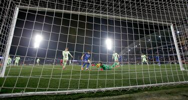 1-1. Tras varios centros al área del Barcelona, Couba da Costa remata el último, desvía Iñaki Peña con la mano y Mauro Arambarri atento marca el gol del empate.