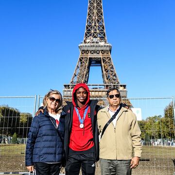 Las subcampeonas del Mundial Femenino Sub 17 de la India pasaron por la Torre Eiffel en París antes de su regreso a Colombia.