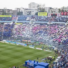 Afición de Cruz Azul intenta concientizar sobre el cáncer de mama