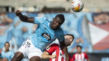 Joseph Aidoo golpea el balón de cabeza durante el partido entre el Celta y el Athletic de Bilbao.