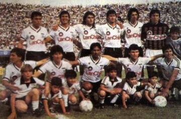 La mayor cantidad de espectadores que asistieron a un clásico entre Colo Colo y la U data del 16 de noviembre de 1986. 77.848 personas vieron el empate 1-1 con goles de Fernando Astengo para Colo Colo (35’) y Patricio Reyes para la U (82’).