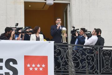 Felipe Reyes sale al balcón de la Comunidad para ofrecer la Copa de los aficionados. 