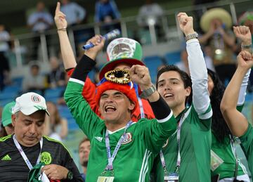 Fans mexicanos animan a la selección.