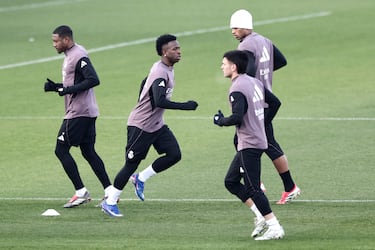 Vinicius Júnior durante el primer entrenamiento de Álvaro Arbeloa dirigiendo al Real Madrid.