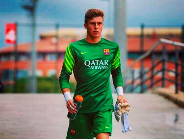 Comenzó su carrera en 2013 en el fútbol base del FC Barcelona hasta que llegó al B en 2018.