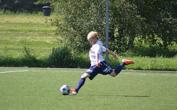 Los primeros pasos de Ødegaard en el fútbol se dieron con el Drammen Strong, equipo local donde creció.