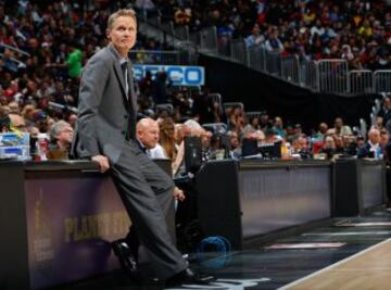 Steve Kerr, pensativo. Sus Warriors sufrieron más de la cuenta pero siguen imparables: 50-5 ya.