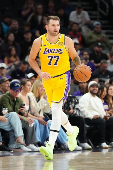 Luka Doncic de Los Angeles Lakers controla el balón durante la primera mitad del partido de pretemporada de la NBA en el Mortgage Matchup Center el 14 de octubre de 2025 en Phoenix, Arizona.