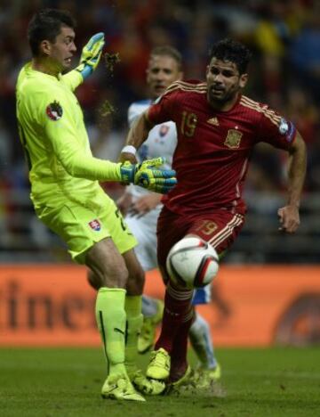 Diego Costa y Matus Kozacik.