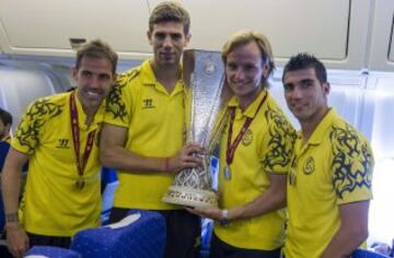 Fernando Navarro, Fazio, Rakitic y Reyes con el trofeo.