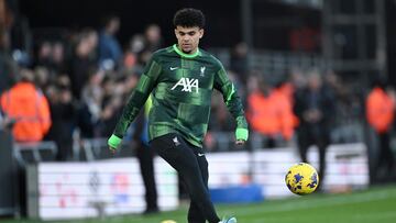 Luis Díaz durante el calentamiento antes de un partido con Liverpool.