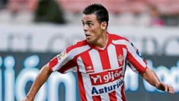 <b>CALIDAD. </b>Carmelo, llevándose el balón en un lance de un partido de la presente temporada.