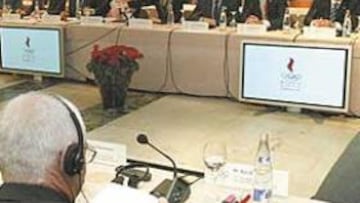 <b>LA COMISIÓN EXAMINA. </b>Los comisionados, ante la representación de Madrid 2012. De izquierda a derecha, Miguel Carballeda, Feliciano Mayoral, Juan Antonio Samaranch júnior, José María Echevarría, Pilar de Borbón, Juan Antonio Samaranch, Alberto Ruiz-Gallardón, Esperanza Aguirre, María San Segundo, Jaime Lissavetzky, Iñaki Urdangarín, Manuel Cobo, Trinidad Jiménez e Inés Sabanés.