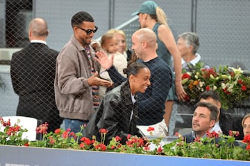 Borja Couce, Benjamin Campaoré y Ana Peleteiro durante el partido que los tenistas Andréi Rublevv y Carlos Alcaraz disputaron en el Mutua Madrid Open.