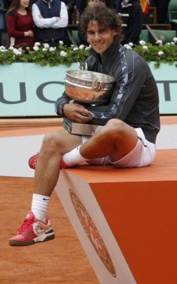 Rafa Nadal posa con el Trofeo de Roland Garros conseguido en 2012 en la final que lo enfrentó al serbio Novak Djokovic