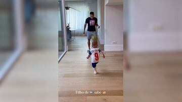 El hijo del jugador colombiano patea como su padre, el pequeño se acerca a los pases que hicieron grande al tigre.