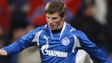 <b>FICHADO.</b> El Arsenal confirmó hoy el fichaje del mediapunta ruso Andrei Arshavin, procedente del Zenit de San Petersburgo en una operación donde no han sido desveladas las cifras, aunque el campeón de la UEFA 2007-2008 ha indicado que la cantidad rondaría más de 18 millones de euros.