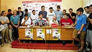 <B>NUEVA DEMORA</B>. Los jugadores del Sporting tendrán que decidir si aceptan un nuevo retraso en el pago de las fichas pendientes.