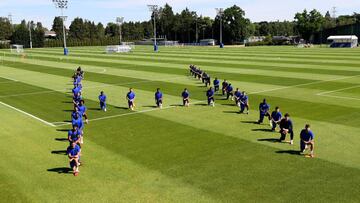 Los jugadores del Chelsea posan como apoyo a las víctimas del racismo.