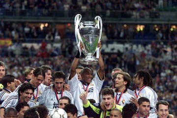 Nicolas Anelka, levantando la Champions League en el año 2000.