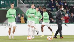 Jugadores del Elche, durante un calentamiento.