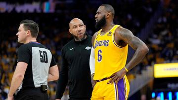 SAN FRANCISCO, CALIFORNIA - MAY 10: LeBron James #6 of the Los Angeles Lakers talks to Head coach Darvin Ham during the second quarter against the Golden State Warriors in game five of the Western Conference Semifinal Playoffs at Chase Center on May 10, 2023 in San Francisco, California. NOTE TO USER: User expressly acknowledges and agrees that, by downloading and or using this photograph, User is consenting to the terms and conditions of the Getty Images License Agreement.   Thearon W. Henderson/Getty Images/AFP (Photo by Thearon W. Henderson / GETTY IMAGES NORTH AMERICA / Getty Images via AFP)