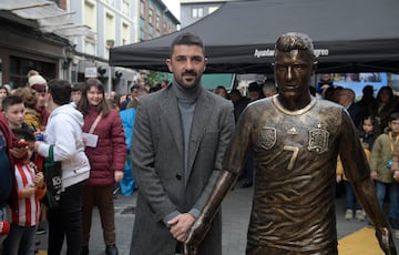 Langreo, Asturias. Inaugurada en 2022. El m¨¢ximo goleador de la Selecci¨®n Espa?ola recibi¨® el homenaje en su tierra natal con una estatua decorada con la camiseta de Espa?a.