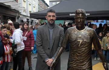 Langreo, Asturias. Inaugurada en 2022. El máximo goleador de la Selección Española recibió el homenaje en su tierra natal con una estatua decorada con la camiseta de España.