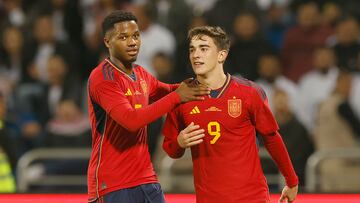 El jugador español, Gavi, celebra con Ansu Fati el 0-2 para la selección española. 
