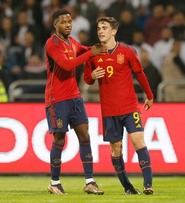 El jugador español, Gavi, celebra con Ansu Fati el 0-2 para la selección española. 
