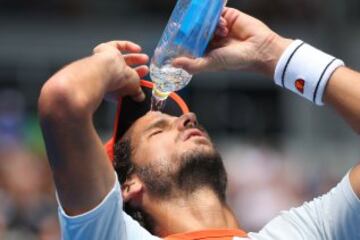 Feliciano López refrescándose.