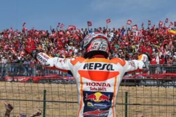 El club de fans de Márquez enloquece con su piloto tras la victoria en el GP de Aragón. "Gané en Alemania pero no lo hice en las siguientes carreras y me puse muy nervioso. Santi y Emilio me decí­an: tranquilo, ya llegará Aragón".