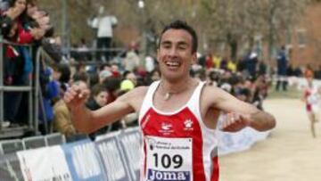 Mohamed Marhoum cruza la l&iacute;nea de meta para proclamarse campe&oacute;n de Espa&ntilde;a de cross en Alcobendas.