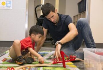 Novak Djokovic durante su visita al Melbourne City Mission's Braybrook Early Learning Centre.