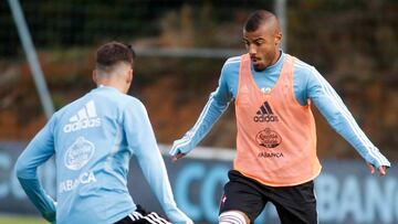 Rafinha intenta regatear a un compañero del Celta durante un entrenamiento en A Madroa.