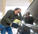 ¿Haces esto cada vez que echas gasolina?: cuidado, te estás cargando el coche poco a poco