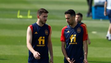 Laporte, con Busquets en Doha.