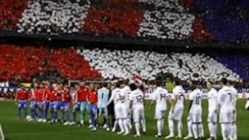Ante Osasuna, gran mosaico de 45.000 cartulinas rojiblancas