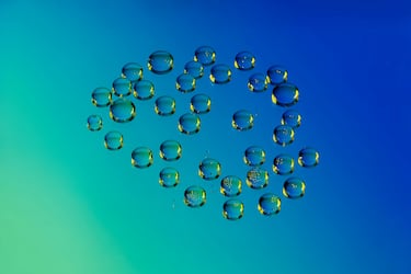 En esta espectacular imagen podemos ver un fluido sintético solar elaborado con con luz solar, agua y dióxido de carbono y que tiene el potencial de reemplazar los combustibles fósiles.
