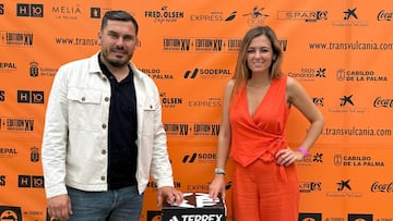 Consejero de Deportes de La Palma, Yurguen Hernández; y consejera de Promoción Económica, Comercio y Sodepal, Miriam Hernández, en la presentación de la Feria del Deporte de la Transvulcania 2025 en La Palma.