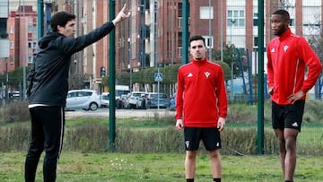 Iraola dando indicaciones durante un entrenamiento del Mirandés.