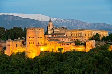 La Torre de Comares, con 45 metros, es la edificación más alta del conjunto arquitectónico. 