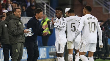 Soccer Football - LaLiga - Deportivo Alaves v Real Madrid - Estadio Mendizorroza, Vitoria-Gasteiz, Spain - December 14, 2025 Real Madrid's Kylian Mbappe celebrates scoring their first goal as coach Xabi Alonso gives instructions to Vinicius Junior REUTERS/Pankra Nieto