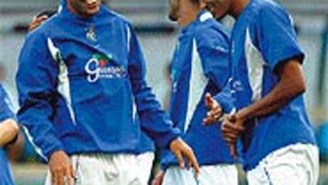 <B>A POR JAIRZINHO</B>. Rivaldo y Ronaldo persiguen igualar el récord de Jairzinho, que marcó un gol en cada partido del Mundial del 70.