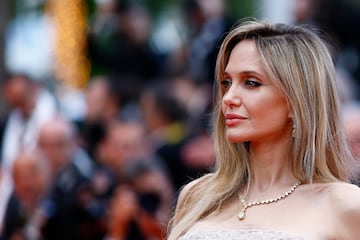 Angelina Jolie posa en la alfombra roja durante su llegada a la proyección de la película "Eddington".