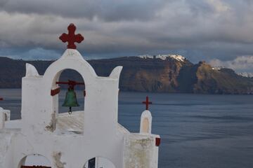 Las compa?as de ferry tambin intensificaron sus servicios. Las calles y negocios de la isla permanecen desiertos y muchos residentes han optado por dormir al aire libre debido a los temblores constantes.