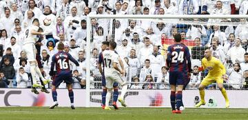 Real Madrid 2-1 Eibar | Córner ejecutado en corto por Kroos que recibió de nuevo de Asensio y centró para que el delantero rematase con potencia en el segundo palo para darle la vuelta al marcador