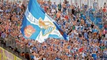 Parete de la grada de la Rosaleda animando al equipo.