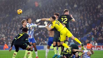 Soccer Football - Premier League - Brighton & Hove Albion v Brentford - The American Express Community Stadium, Brighton, Britain - December 27, 2024 Brentford's Hakon Rafn Valdimarsson in action as he punches the ball clear Action Images via Reuters/Peter Cziborra EDITORIAL USE ONLY. NO USE WITH UNAUTHORIZED AUDIO, VIDEO, DATA, FIXTURE LISTS, CLUB/LEAGUE LOGOS OR 'LIVE' SERVICES. ONLINE IN-MATCH USE LIMITED TO 120 IMAGES, NO VIDEO EMULATION. NO USE IN BETTING, GAMES OR SINGLE CLUB/LEAGUE/PLAYER PUBLICATIONS. PLEASE CONTACT YOUR ACCOUNT REPRESENTATIVE FOR FURTHER DETAILS..